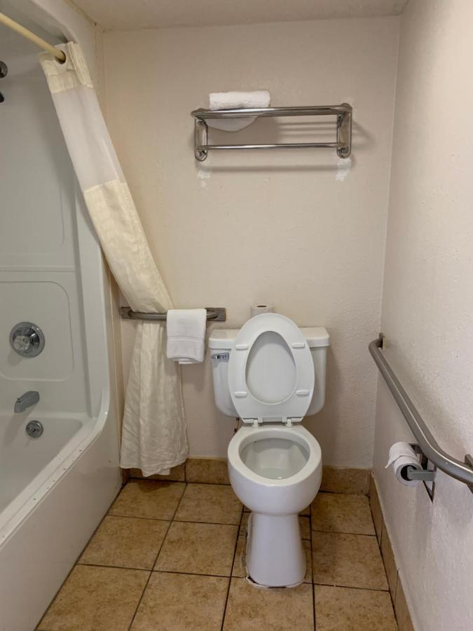 Zainee Inc Budgetel Inn And Suites Augusta Room photo